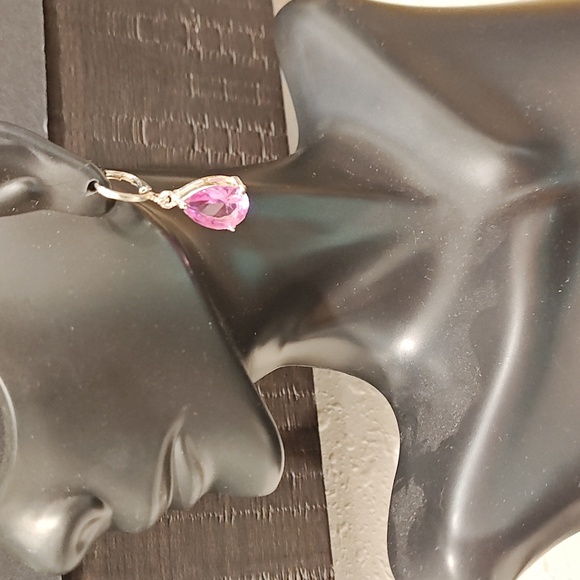 ๐ท3/$25 Elegant Pink Teardrop Earrings - Picture 3 of 3